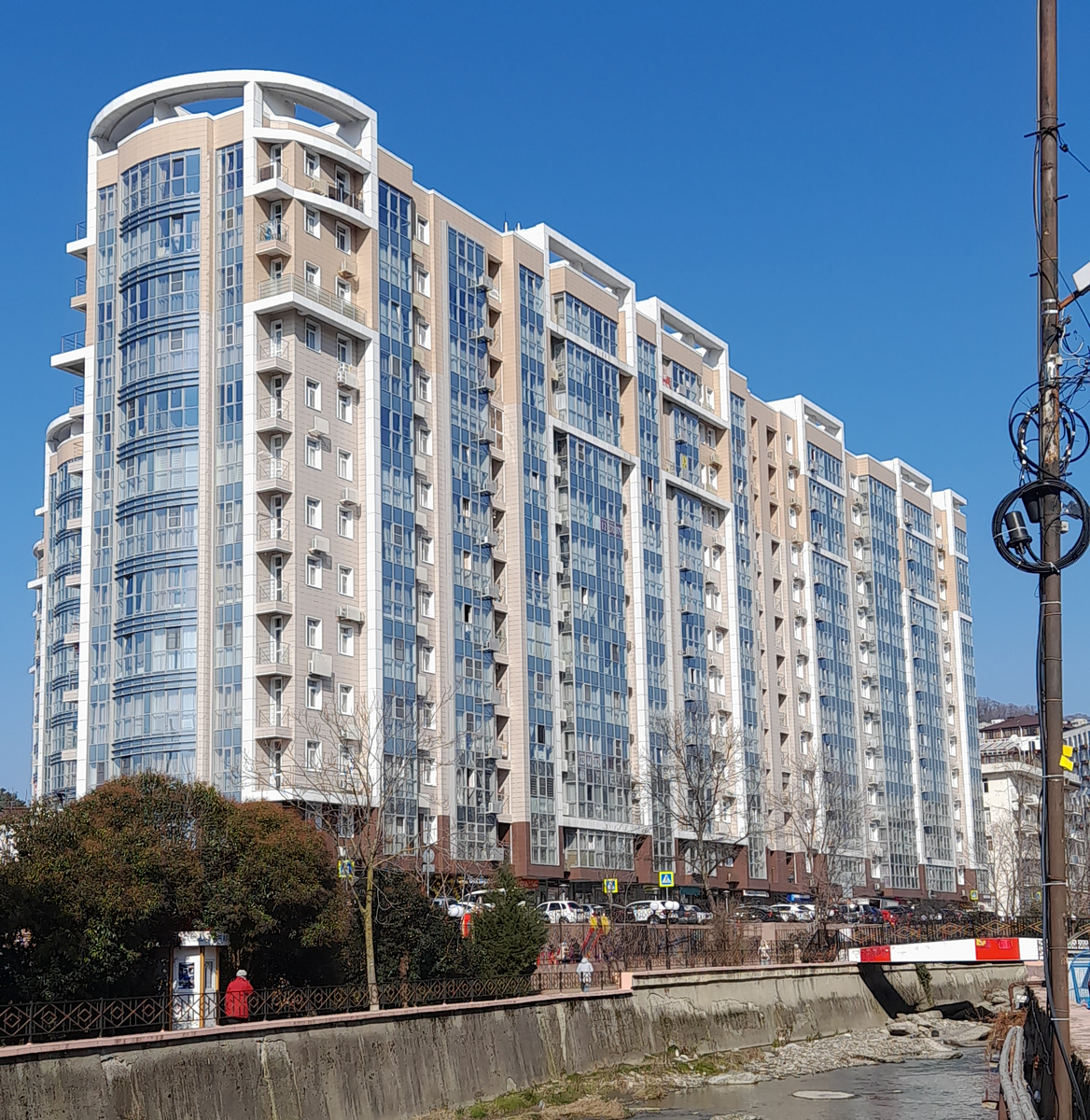 Многоквартирный комплекс "Посейдон". Расположен в низу микрорайона Мамайка. Средняя стоимость квадратного метра 650 - 700 тысяч рублей.