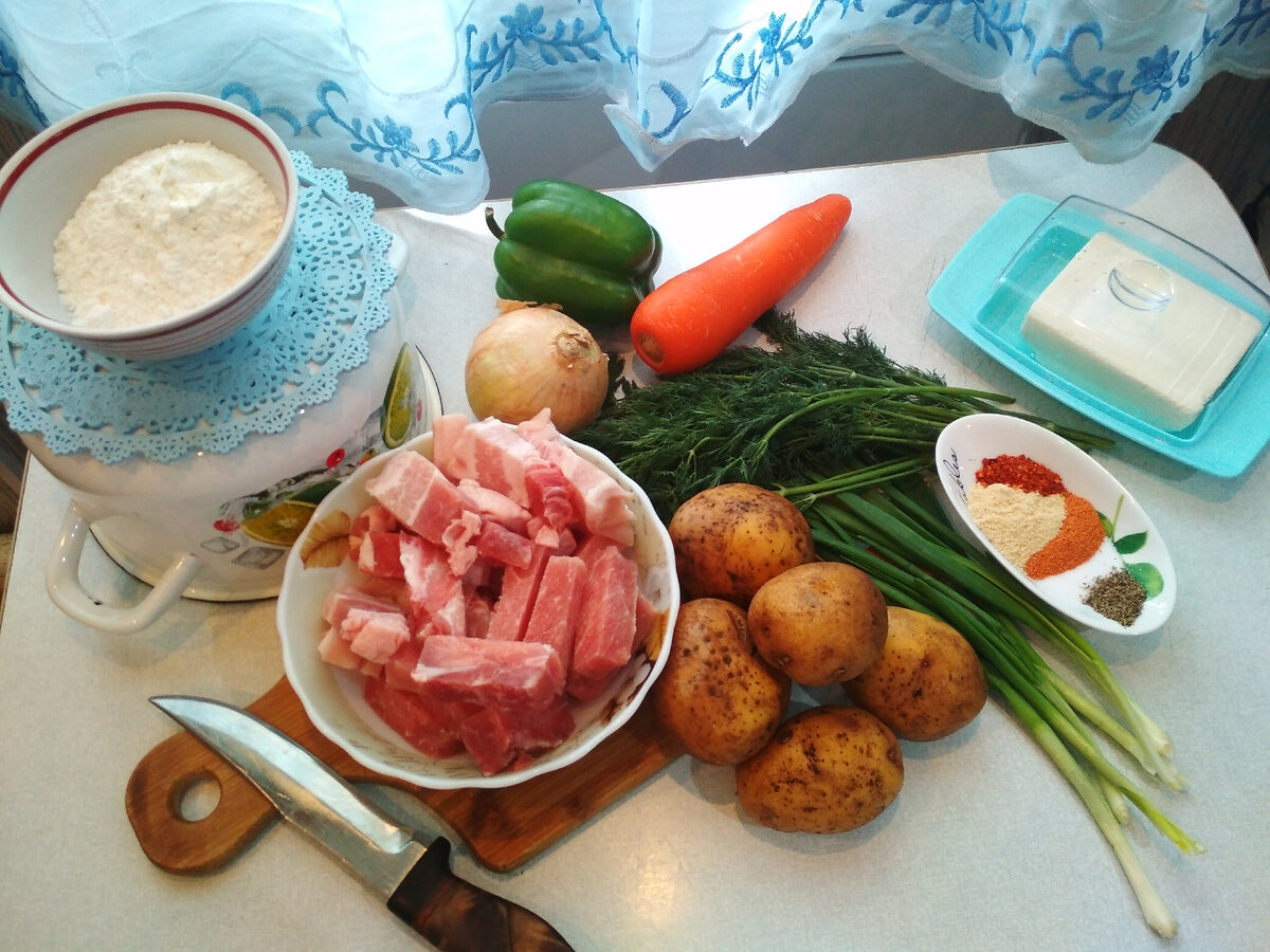 Мясо замороженное, поэтому кубиками красиво получилось. Но и режем не крупно, мы же хотим приготовить быстро.