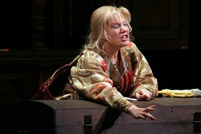 Александра Захарова в спектакле "Женитьба"