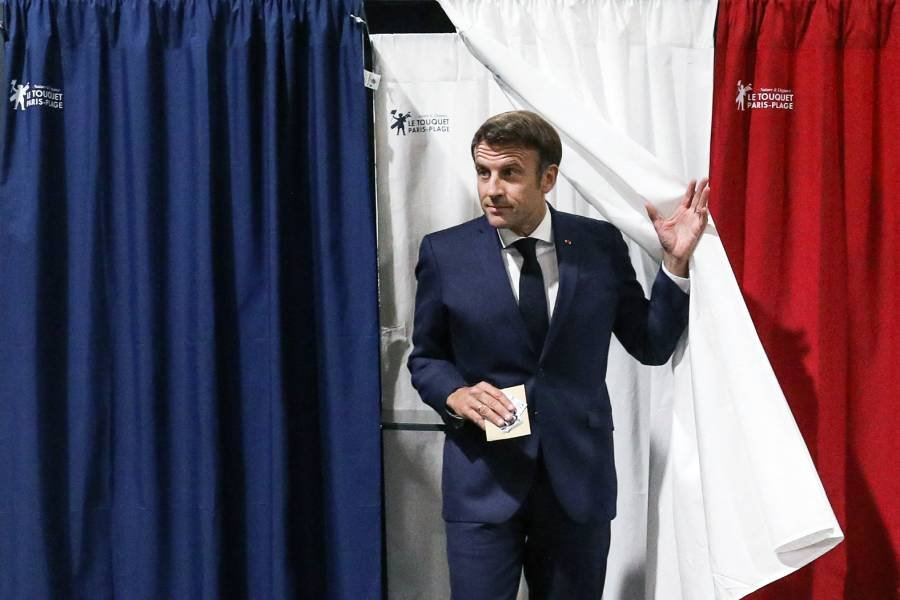 Президент Франции Эмманюэль Макрон на парламентских выборах во Франции - Фото: Pool/ABACA/TASS