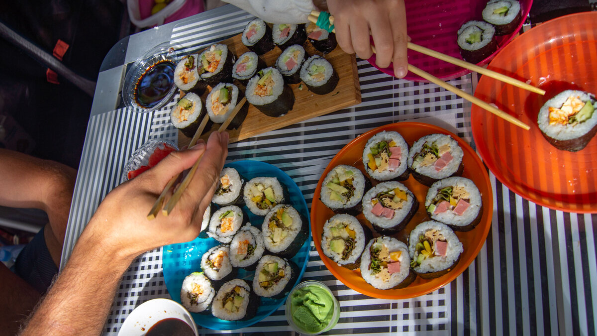 Суши 🍣 ролы на природе прям в палатке - получилось быстро, просто и вкусно  | Я с чемоданом | Дзен