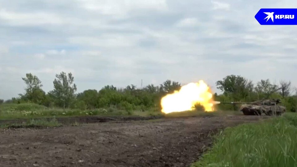     Танк и бронетранспортер исполнили тактический элемент "фланговая стрельба" в движении  Кадр видео