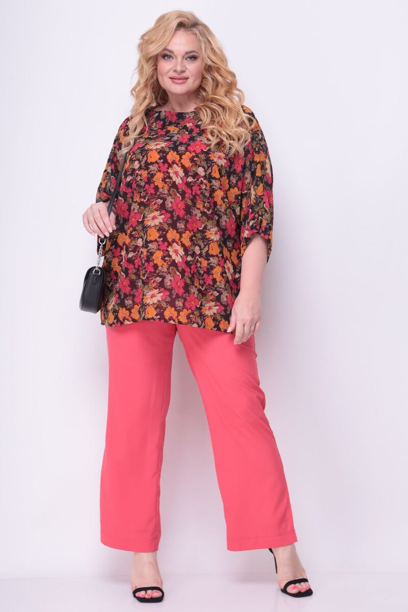 Костюм с брюками и пёстрой лёгкой блузой 1390 руб