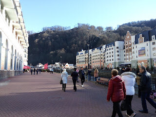 
Прежде чем начать рассказывать о том, как добраться до Красной поляны, считаю необходимым сделать некоторые уточнения. Это касается тех, кто еще не сталкивался с данным вопросом, хотя и бывал в Сочи. Так вот я хотел бы объяснить, что название "Красная поляна" относится к поселку городского типа, который находится чуть-чуть ближе к Адлеру, то, есть сами горнолыжные курорты, такие как "Красная Поляна", "Газпром" и "Роза Хутор" находятся в 5-ти километрах дальше. Что бы не было путаницы во время экскурсии туда, необходимо понять это. Кроме того, в названные мной курорты можно проехать и не проезжая через сам поселок, и если Вы поедете на автомобиле по новой трассе, то после второго тоннеля просто не поворачивайте налево, а проезжайте в сторону Эсто-Садок, поселок, за которым и начинаются,собственно, курорты. Если Вы будете добираться на одном из рейсовых автобусов, то Вас повезут по "старой" дороге (она находится через реку от новой трассы), и будете проезжать все населенные пункты до Красной поляны, а также известное многим форелевое хозяйство. Итак, раз я начал с автобусов, тогда все по-порядку.