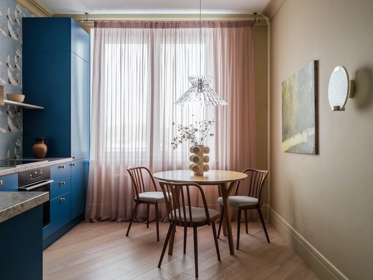 Столовую группу отнесли ближе к окну. Эту зону обозначили фактурной люстрой. Винтажные стулья Шумана искали специально для проекта.