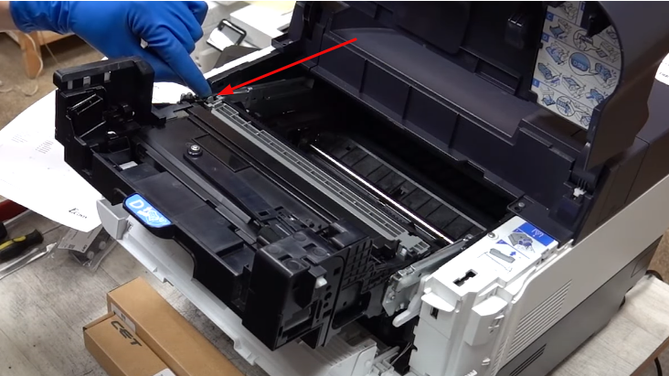 Повреждение покрытия на ролике заряда, а также на его креплении