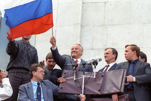 Митинг москвичей в поддержку демократии у Дома Советов РСФСР, 1991 годФото: Андрей Бабушкин/Фотохроника ТАСС