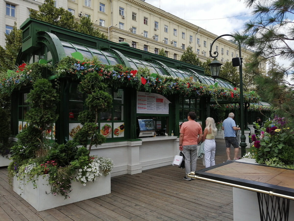 "Многолюдная" ярмарка в самом центре Москвы на Тверской площади в выходной день