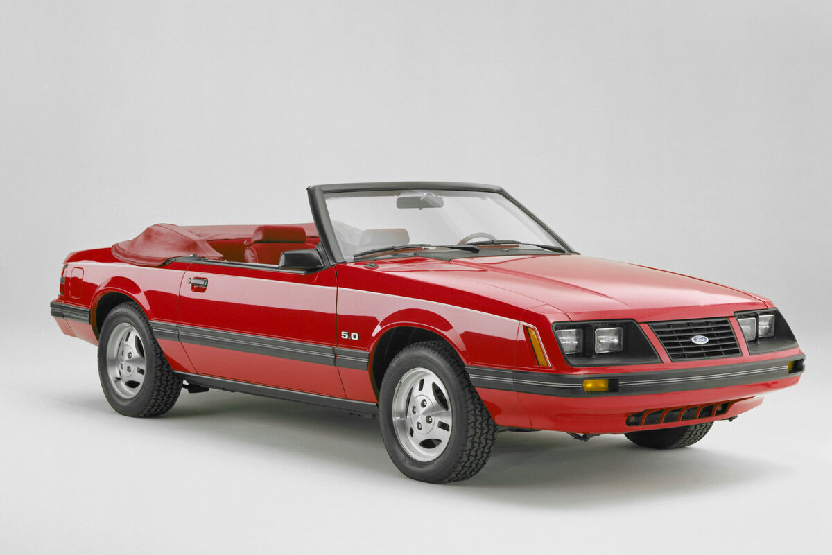    Mustang третьего поколения известен как «Fox-body», по названию платформы. Он выпускался c 1978 года c кузовами трёх типов: двухдверное нотчбек-купе, трёхдверное хэтчбек-купе и кабриолет