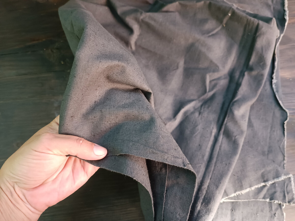 Нашла вот такой кусок ткани серого цвета, из него и буду делать дорожку на садовый стол