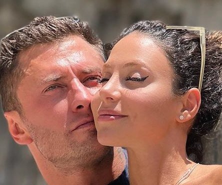     «Красотка в апельсиновом бикини рядом с мачо»: Зепюр Брутян и Павел Прилучный уединились на Мальдивах