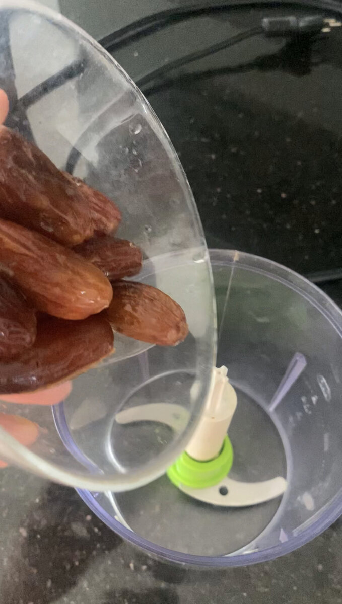 Замоченные финики взбиваем в блендере