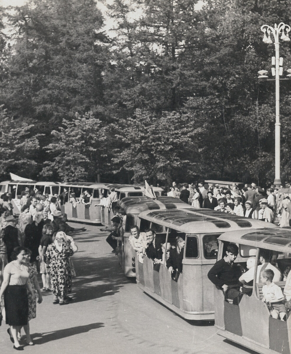 Отдыхающие катаются по парку на микроавтобусах. 1967 год. Архив парка