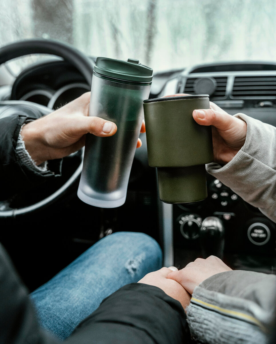 Изображение от <a href="https://ru.freepik.com/free-photo/back-view-of-couple-in-the-car-while-on-a-road-trip-toasting-with-warm-drinks_12390303.htm#query=%D1%82%D0%B5%D1%80%D0%BC%D0%BE%D0%BA%D1%80%D1%83%D0%B6%D0%BA%D0%B0&position=21&from_view=search">Freepik</a>