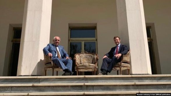 Джагарян вывел из себя Тегеран своей выходкой: как-то «Шахиншах» (как посла называют его сотрудники) сфотографировался с новым главой дипмиссии Великобритании в Иране Саймоном Шерклиффом на исторической лестнице