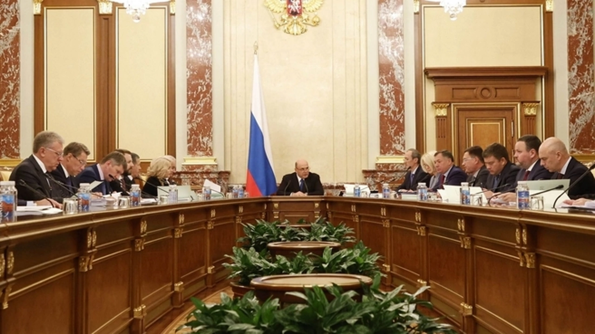 Дорогие друзья эксперты Российского союза промышленников и предпринимателей дали оценку проекту федерального бюджета на 2023-2025 годы

 Проект федерального бюджета готовился в непростых условиях. Вместе с тем ряд его положений вызывает серьезную озабоченность у делового сообщества.

Системное замечание: в проекте федерального бюджета учтены положения не принятых и не внесенных в Государственную Думу ФС РФ на момент рассмотрения бюджета на заседании Правительства РФ законопроектов.

В частности, проект бюджета учитывает повышение фискальной нагрузки на бизнес: введение экспортной пошлины на удобрения и уголь, повышение НДПИ на уголь, повышение НДПИ на газ, изменение принципов расчета страховых платежей.

При этом, если о возможности корректировки НДПИ и введении экспортных пошлин на отдельные группы товаров бизнес хотя бы слышал в рамках обсуждений в прессе, то корректировки в части системы социального страхования стали сюрпризом, который противоречит договорённостям, достигнутым при рассмотрении закона о фонде и едином страховом взносе.

Изначально предполагалось, что нагрузка на фонд заработной платы увеличится незначительно, но в итоге в проект бюджета была заложена предельная величина базы для исчисления страховых взносов в 2023 году для всех видов обязательного социального страхования – на уровне 1917 тыс. рублей.

Также неясно, учтены ли последствия реализации данных решений в случае ухудшения экономической ситуации в компаниях из-за дополнительных расходов, которые возникнут у бюджетной сферы, например, в случае роста тарифов на электроэнергию (что вероятно в условиях увеличения фискальной нагрузки на угольные и газовые компании).

Стоит в принципе обсудить направления корректировки фискальной системы с учетом того, что многие решения принимались в иных условиях – в «тучные годы» и до введения санкционных ограничений, которые сильно сократили рынки сбыта, потребовали перестройки логистики и сделали неактуальными (а в ряде случаев недоступными) использовавшиеся международные ценовые индексы.

При этом по отдельным направлениям расхода бюджета стоит подумать о некотором увеличении сокращенных расходов, в частности, по нацпроекту «Международная кооперация и экспорт» - выход на новые рынки требует дополнительной поддержки компаний.

Источник-РСПП