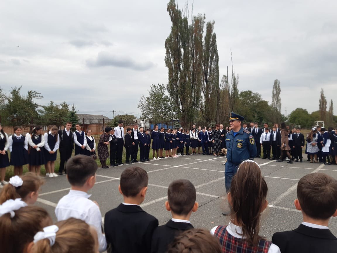 В рамках Месячника Гражданской обороны сотрудники управления надзорной деятельности и профилактической работы Главного управления МЧС России по Республике Северная Осетия-Алания провели тренировочную эвакуацию учащихся средней школы селения Нижняя Саниба на случай возникновения пожара или чрезвычайной ситуации. 
Основная цель мероприятия - тщательно проработать действия администрации школы, учителей и учащихся в случае возникновения чрезвычайной ситуации. Каждый должен знать правила поведения при эвакуации, а ответственные – порядок вывода и размещения людей на безопасном расстоянии. Особое внимание уделялось взаимодействию всех участников и созданию спокойной обстановки.

После эвакуации школьники и педагоги были построены во дворе школы. Заместитель начальника отдела надзорной деятельности и профилактической работы по Пригородному району Руслан Бдтаев разъяснил присутствующим правила поведения при возникновении пожара или другой нештатной ситуации.

 «В тренировочной эвакуации задействовали всех учащихся и педагогов, а также администрацию школы, благодаря слаженным действиям учителей и знанию правил эвакуации задача была выполнена на отлично», – подвел итог мероприятию Руслан Бдтаев.

