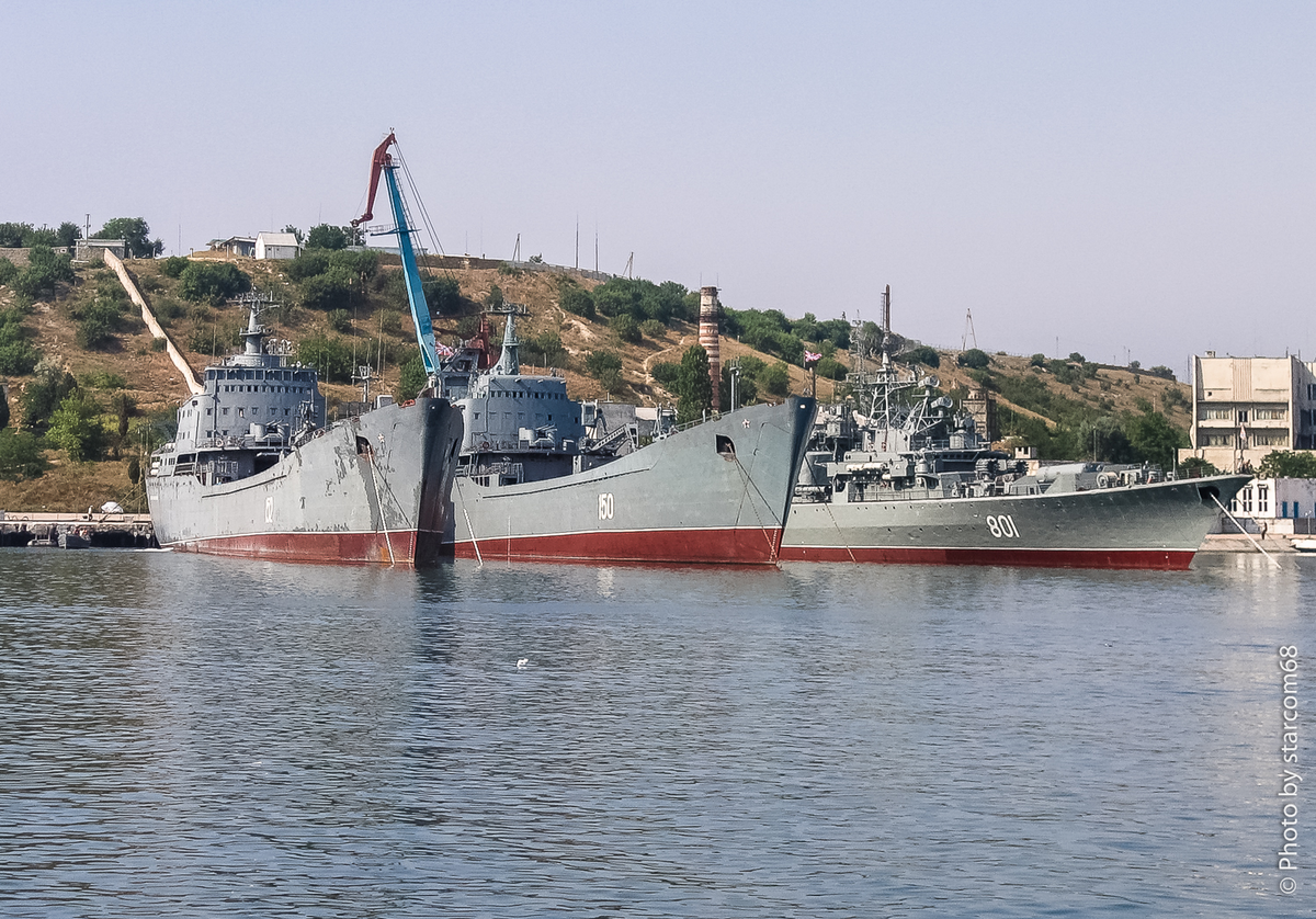 Справа налево: СКР "Ладный", БДК "Саратов", БДК "Николай Фильченков"