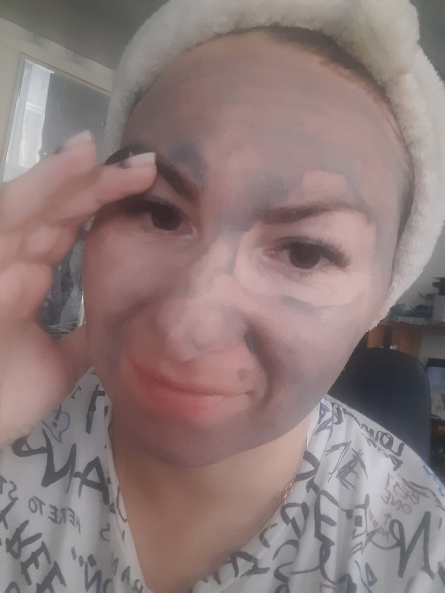 Утро воскресенья всегда начинается с кофе и более тщательного ухода за лицом. Обязательно: пенка для умывания, легкий пилинг, маска для лица, тоник, патчи, крем + роллер. К сожалению, не удается именно в таком комплексе делать чаще. Но я это делаю для себя, хоть раз в неделю для восполнения внутренней энергии. 