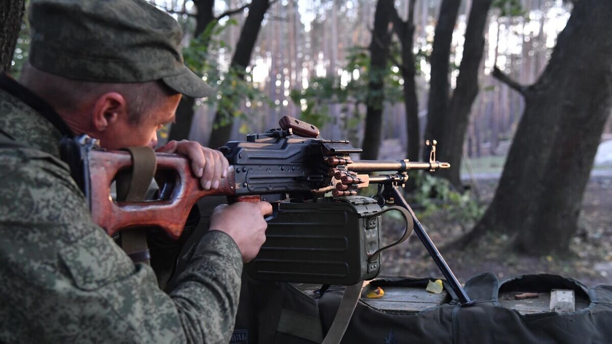    Пулеметчик подразделения "Барс-16" ("Кубань") на передовой на окраине Красного Лимана в ДНР© РИА Новости / Виктор Антонюк