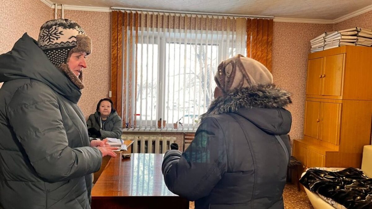 Люди сидят в квартирах в пуховиках и валенках, укутавшись в одеяло, греются у обогревателей.