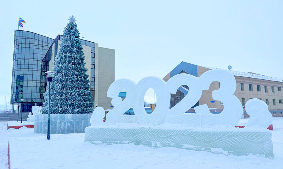    На Ямале начали устанавливать новогодние ели и собирать ледовые городки