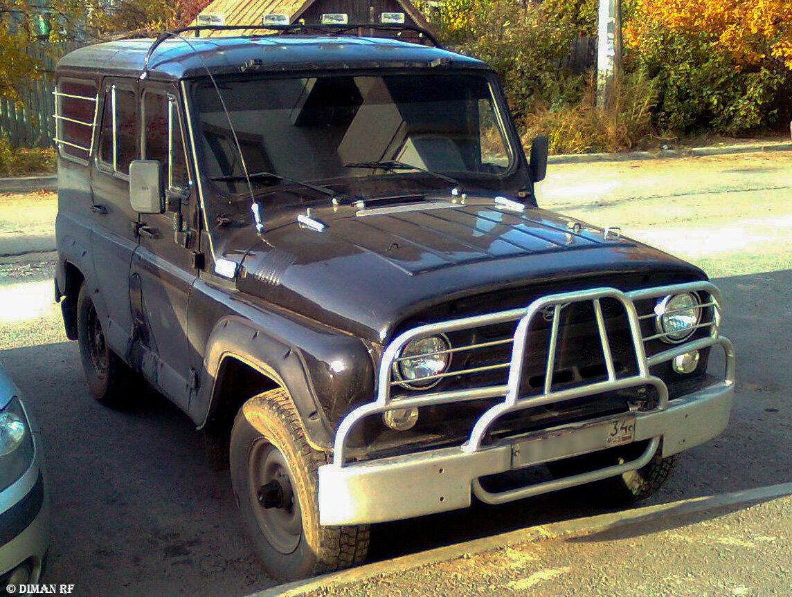 УАЗ-31514, 1995 года выпуска. Заметна любовь владельца к тюнингу