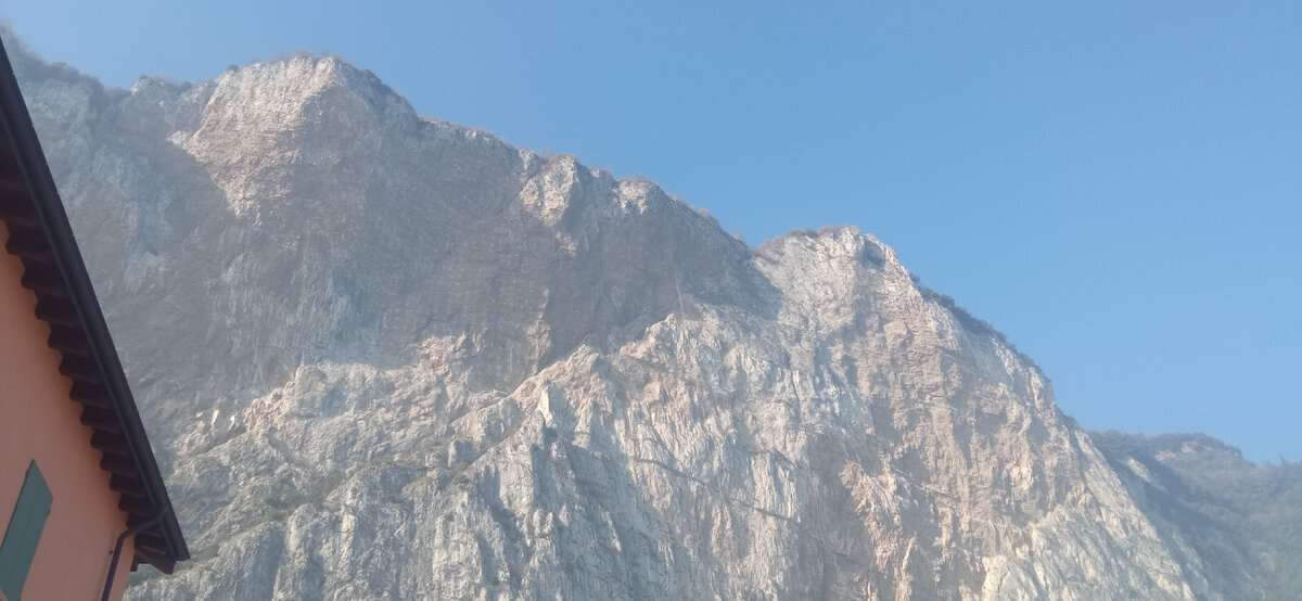 Скала снизу