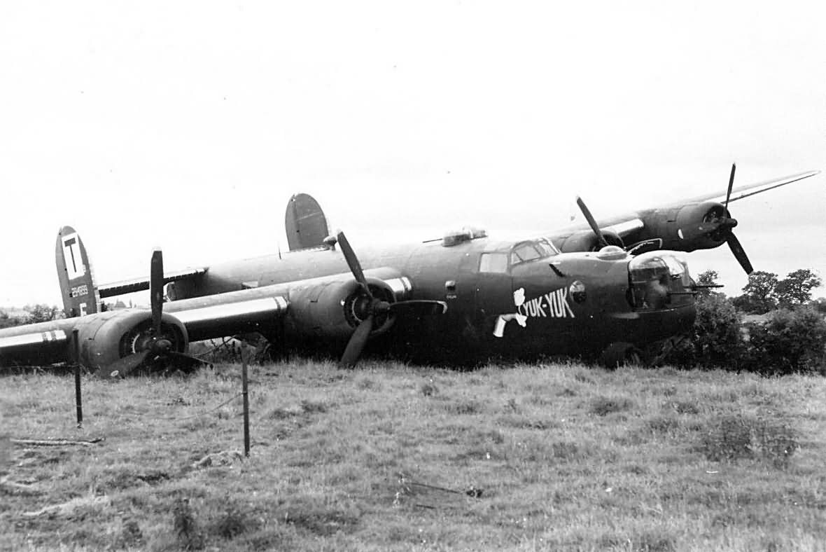 Совершивший вынужденную посадку B-24H Liberator Номер 42-94899 “Юк – Юк” из 490-й бомбовой группы 8-й воздушной армии. 6 июня 1944 г. (с)тянуто в сети