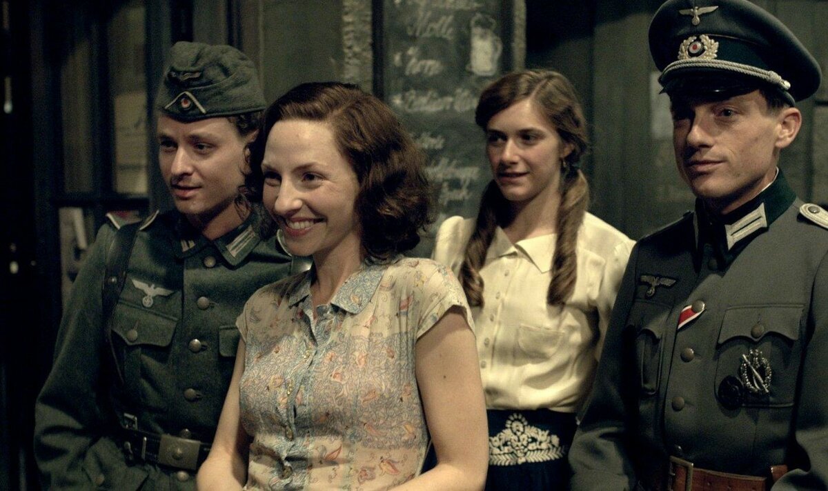 Кадр из сериала "Наши матери, наш отцы", 2013 г.