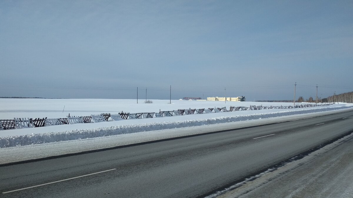 Заграждения на некоторых участках тянутся на сотни метров. Фото автора