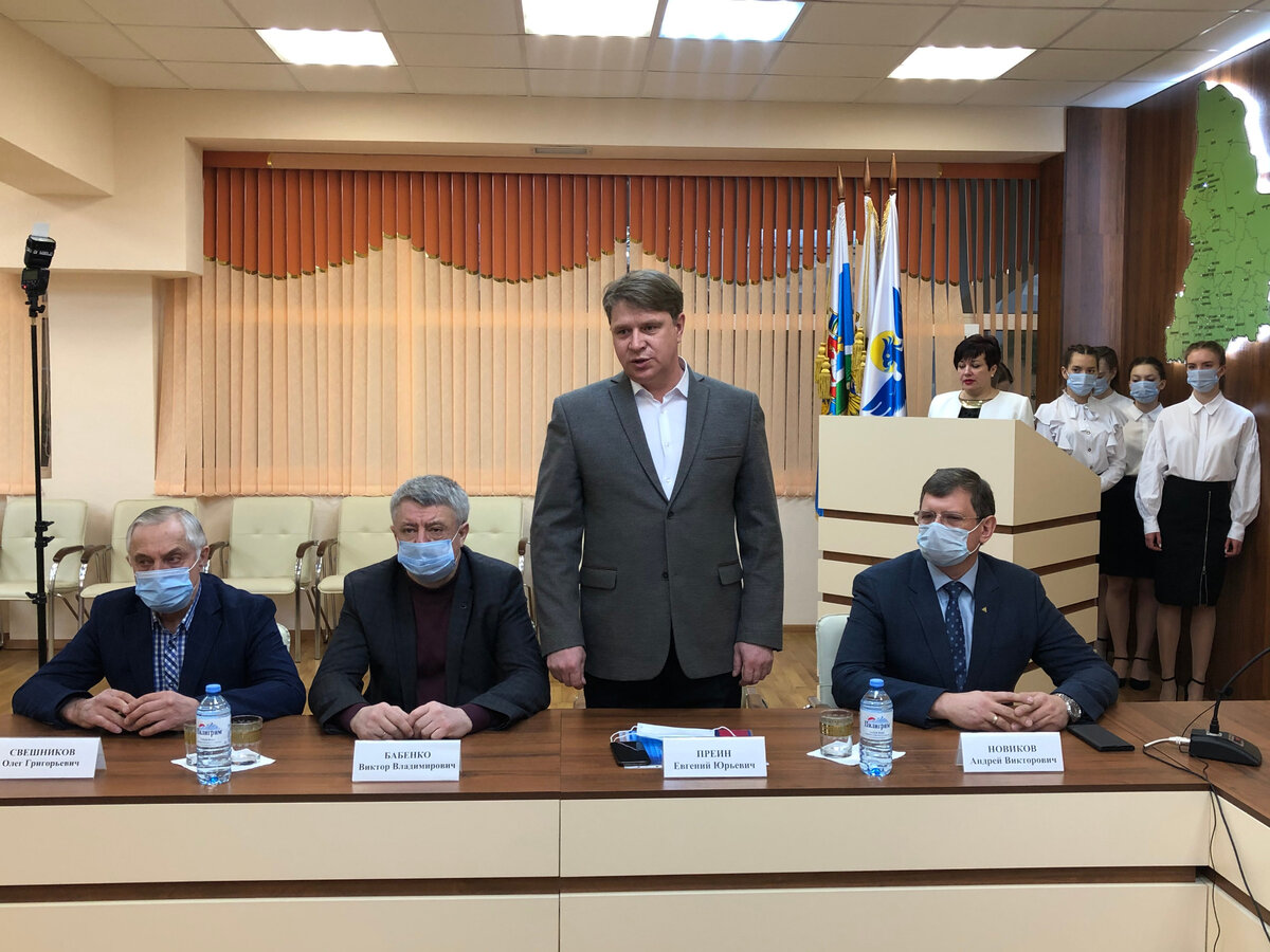 Выступает Евгений Преин.