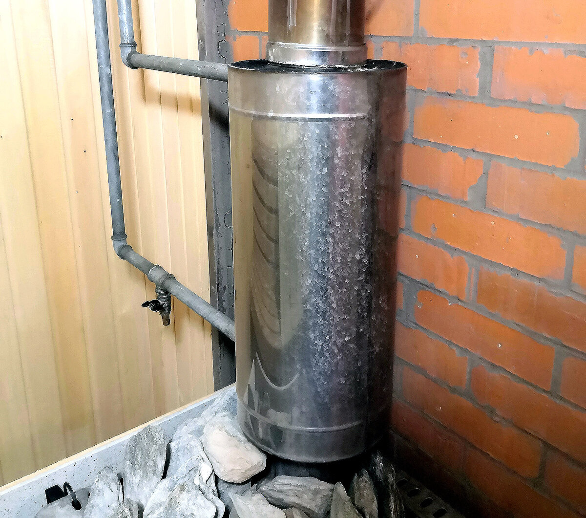 Снимаем тепло с трубы.