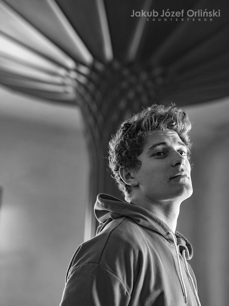 Jakub Józef Orliński. Источник: https://jakubjozeforlinski.com/photos/off-stage/.