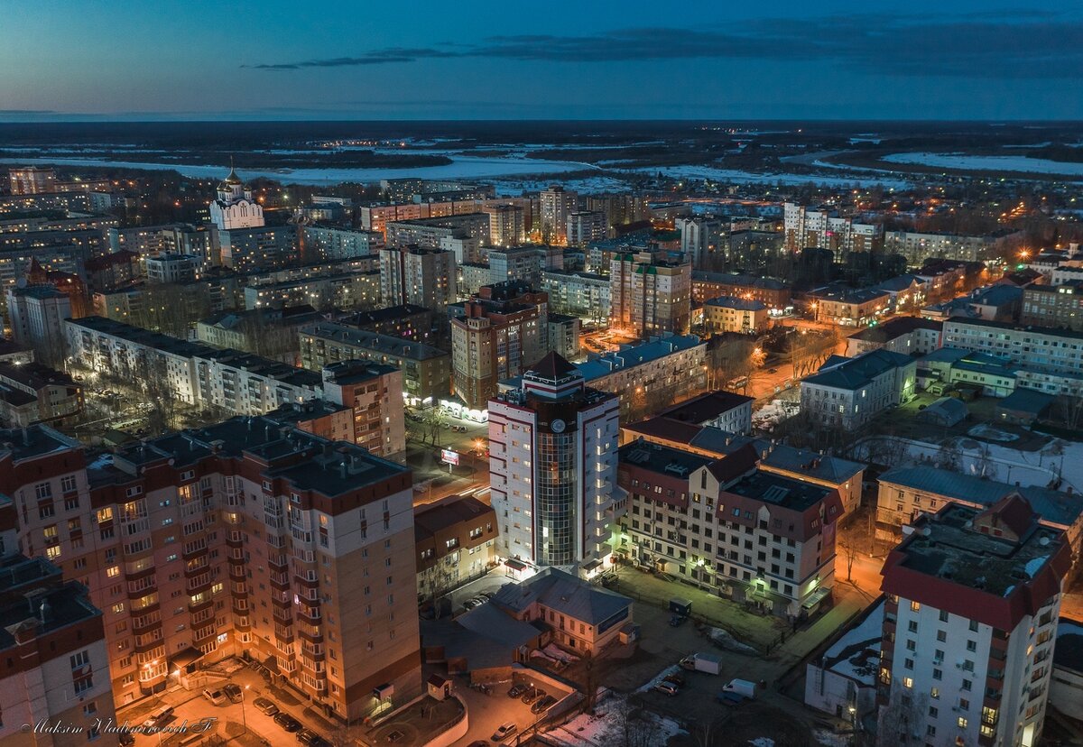 Почти Мегаполис. И пусть там на горизонте хозяйничает природа, но в центре города правит бетон и асфальт.