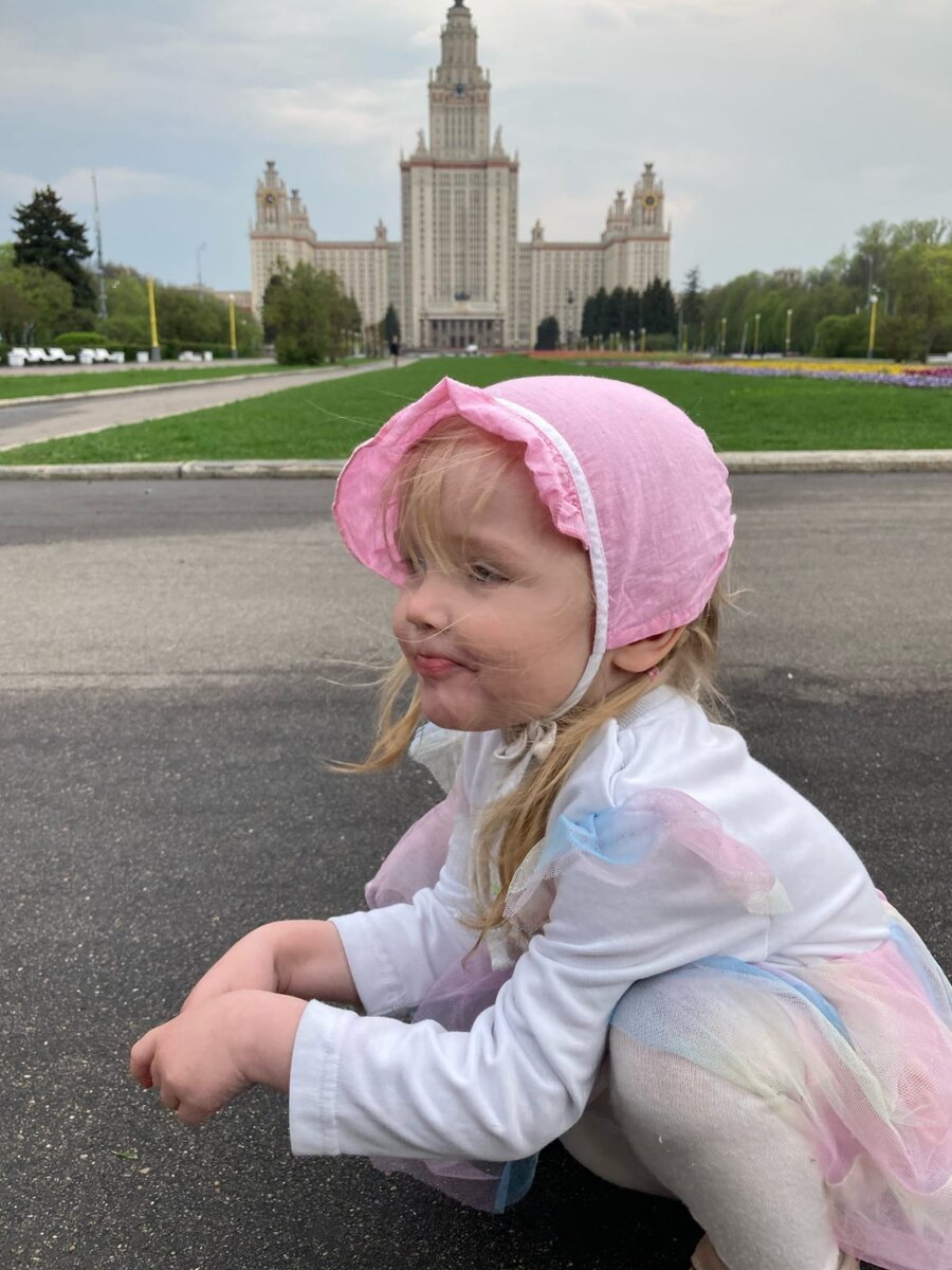 На заднем плане башня, в которой я работаю