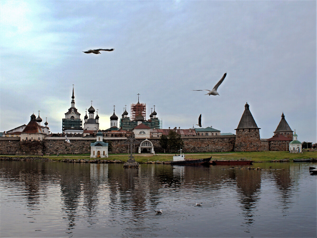 Вид на Соловецкий монастырь со стороны бухты Благополучия.