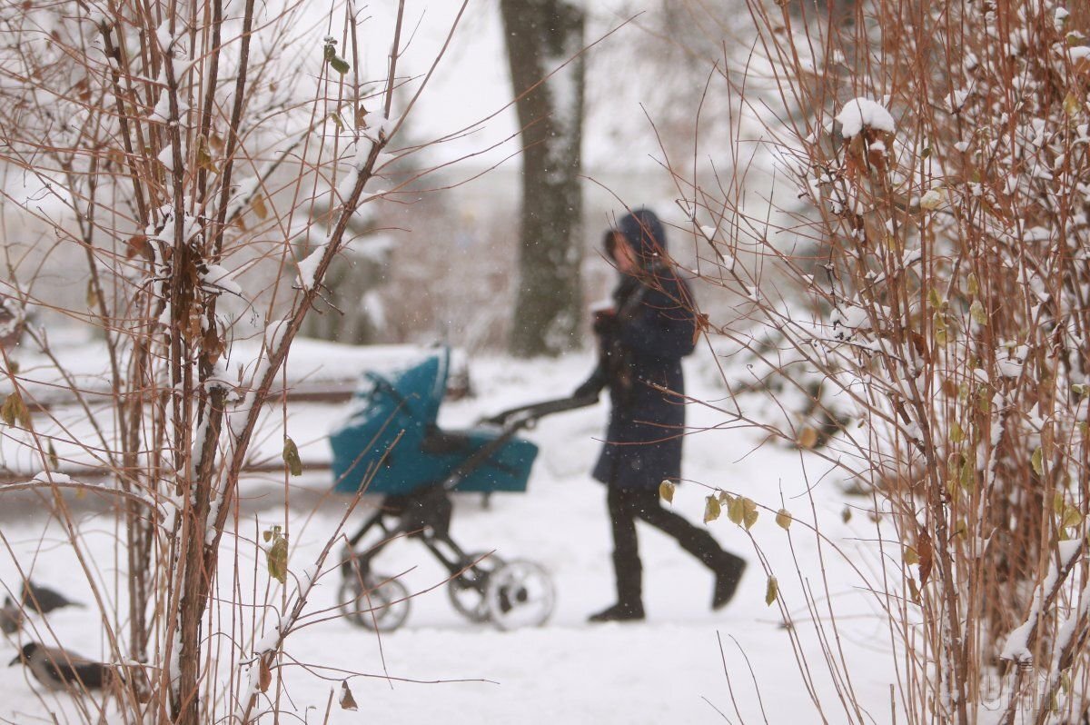 Первый месяц: зима, снег по пояс, темно, швы болят, грудь болит, но зато ребенок - спокойный котик, спала строго по табличке 22 часа в сутки