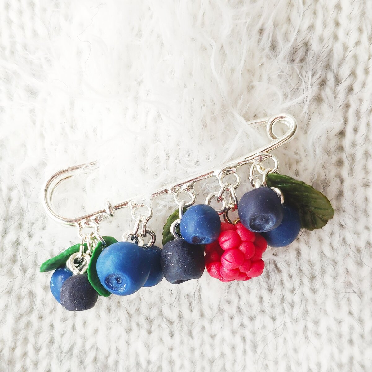 Брошка из черники и малины