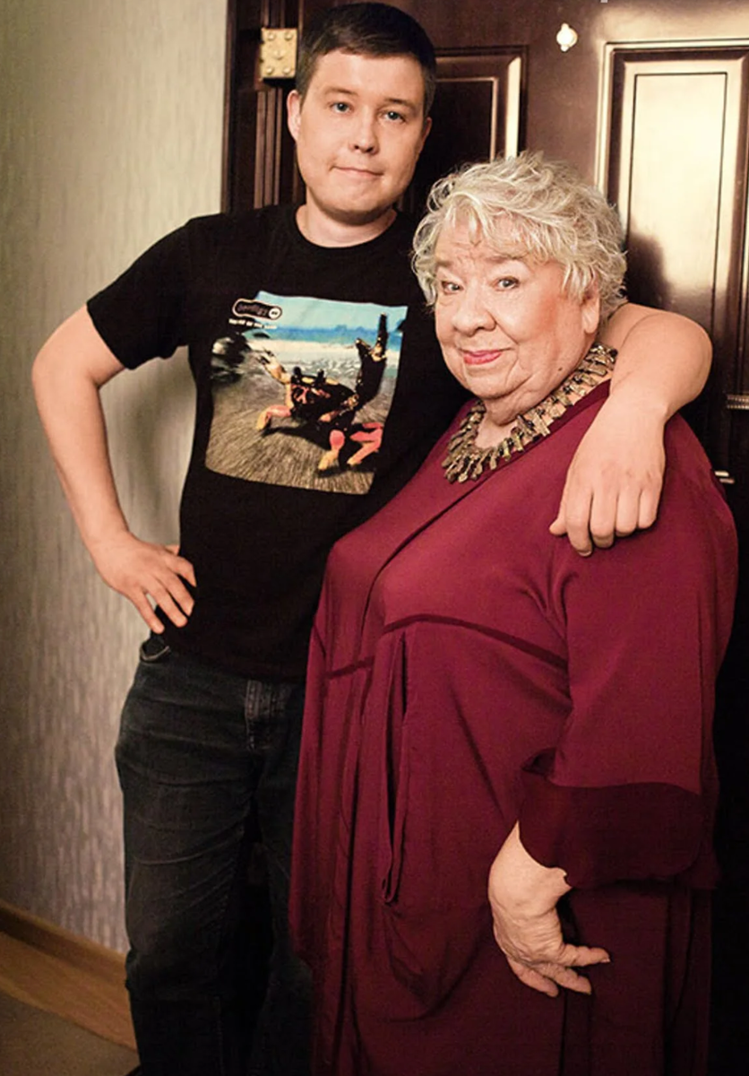 Кира Крейлис-Петрова с внуком.