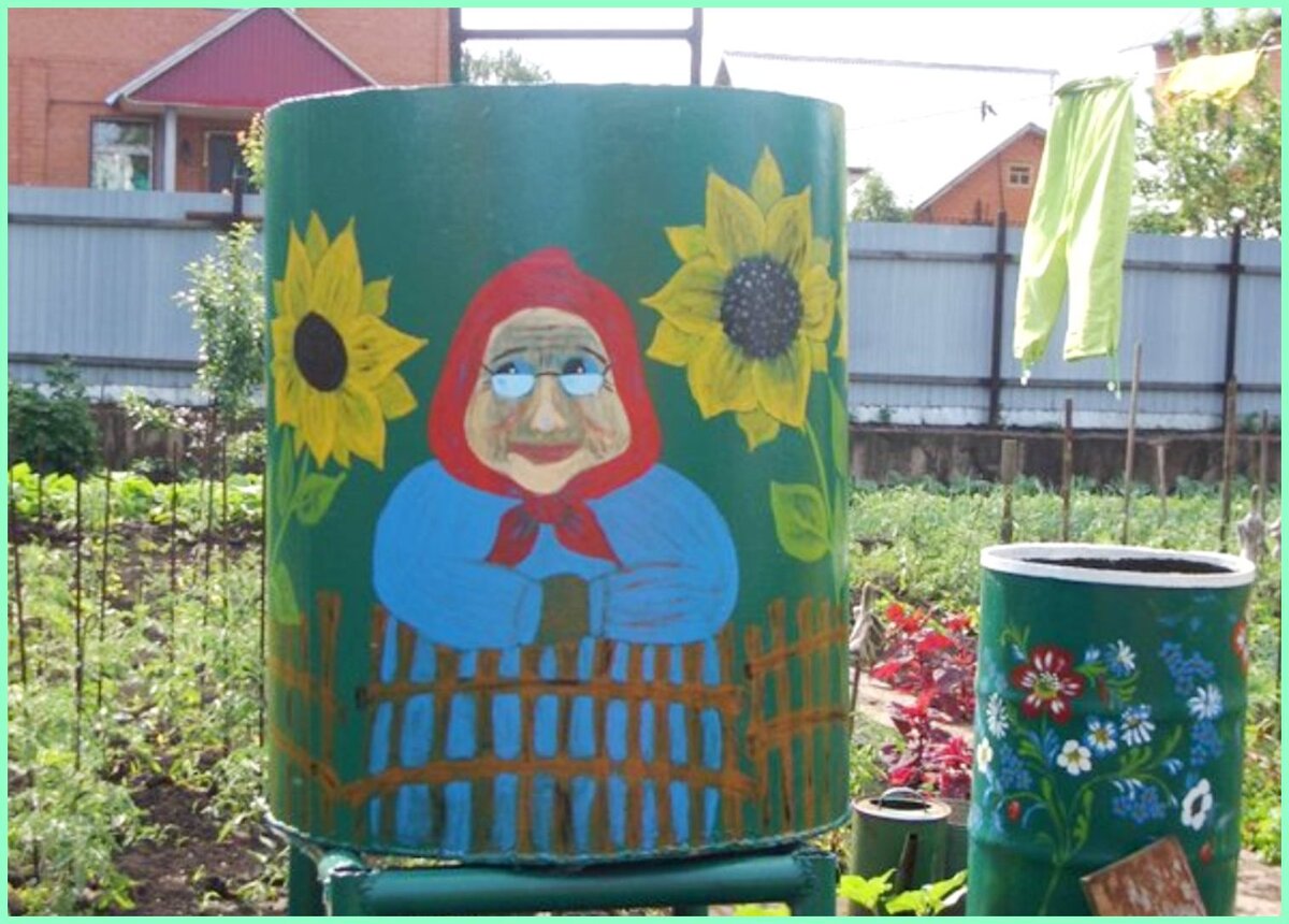 Бочка расписные. Бабушка в подсолнухах за забором и бочка с букетом полевых цветов.