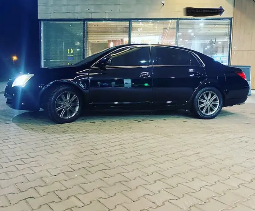 Тойота Авалон - выглядит представительно.