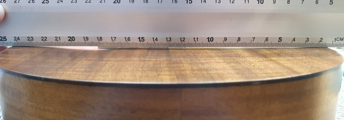 Просевшая дека. Под линейкой видно впадину.