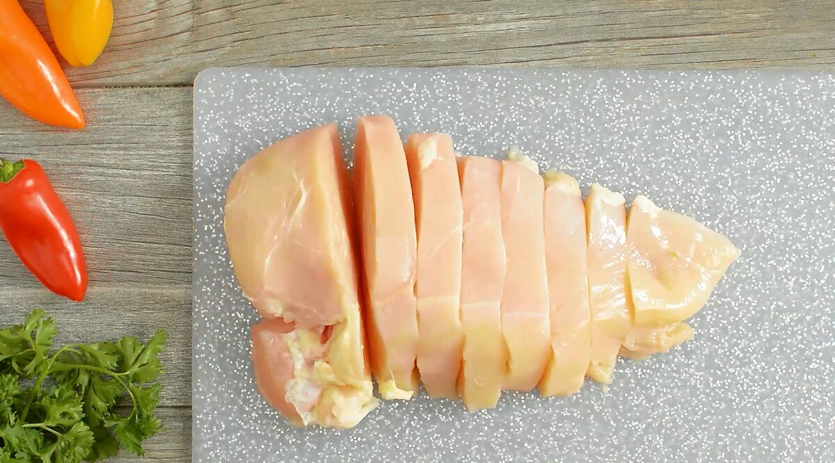 Разделка куриной грудки для дальнейшего маринования Фото: cooktoria.com