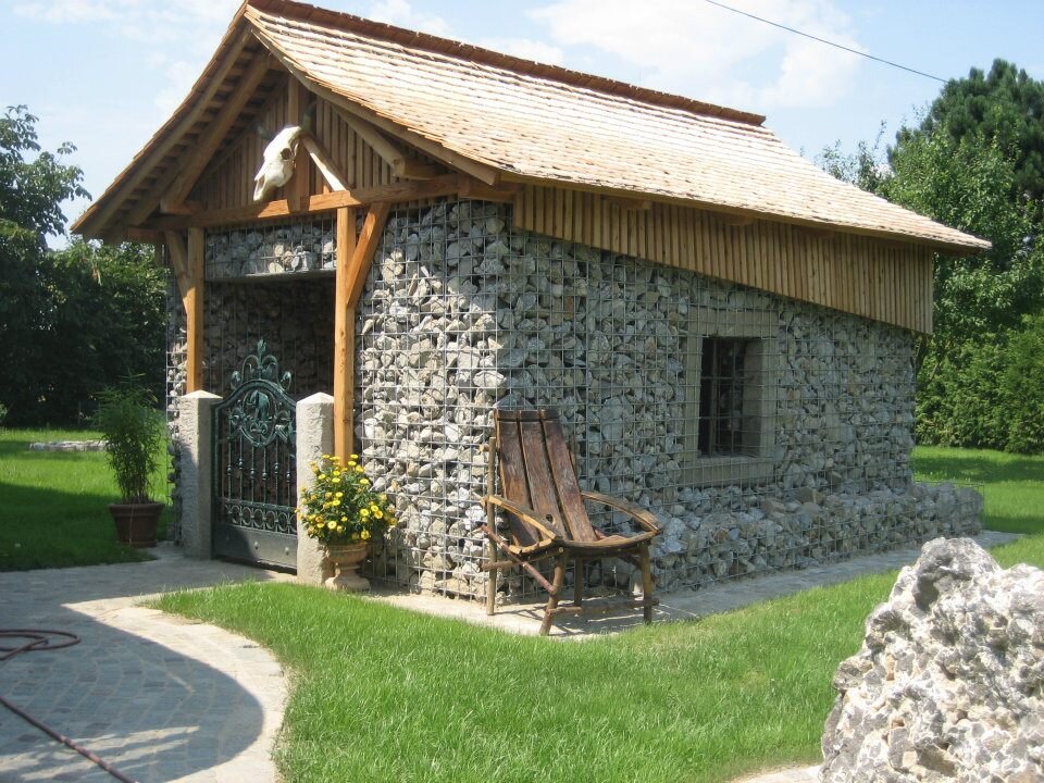 Спектр использования габионов на участке: от простых клумб, до сложных архитектурных сообружений.