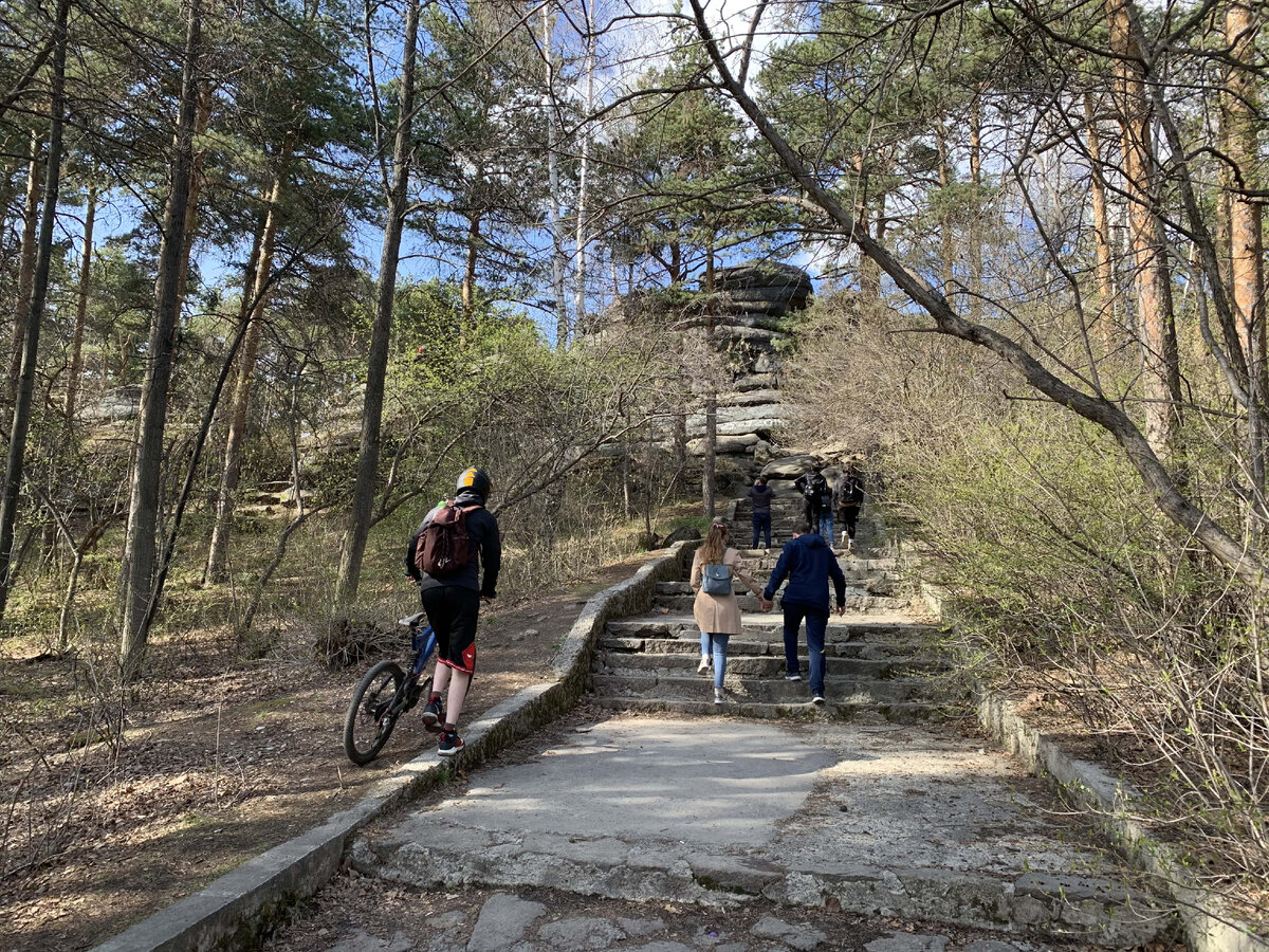 Каменные палатки в Екатеринбурге. Это популярное место отдыха у горожан, в первую очередь – у жителей района ЖБИ. Здесь и далее – все фото в статье сделаны лично автором