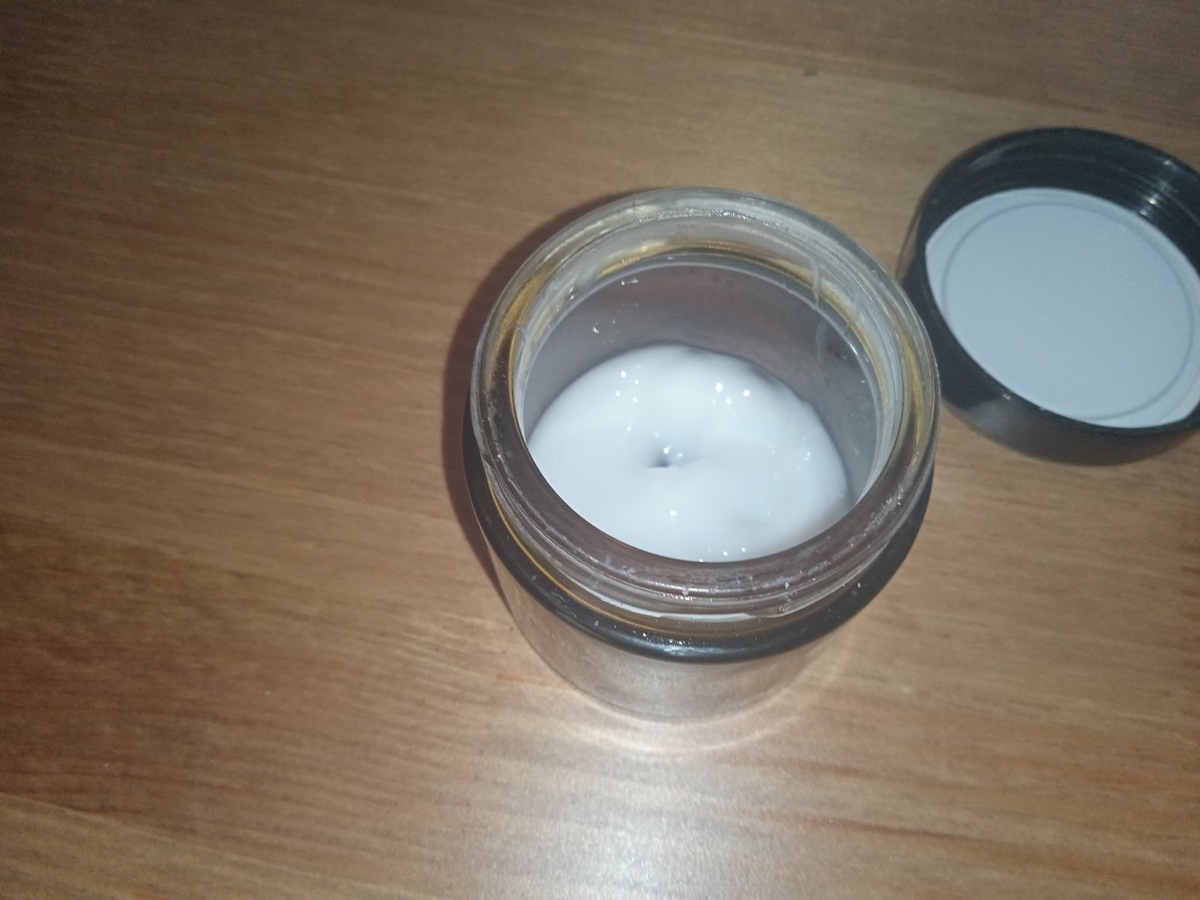 Расход небольшой, одной баночки 75 мл мне хватает на все лето