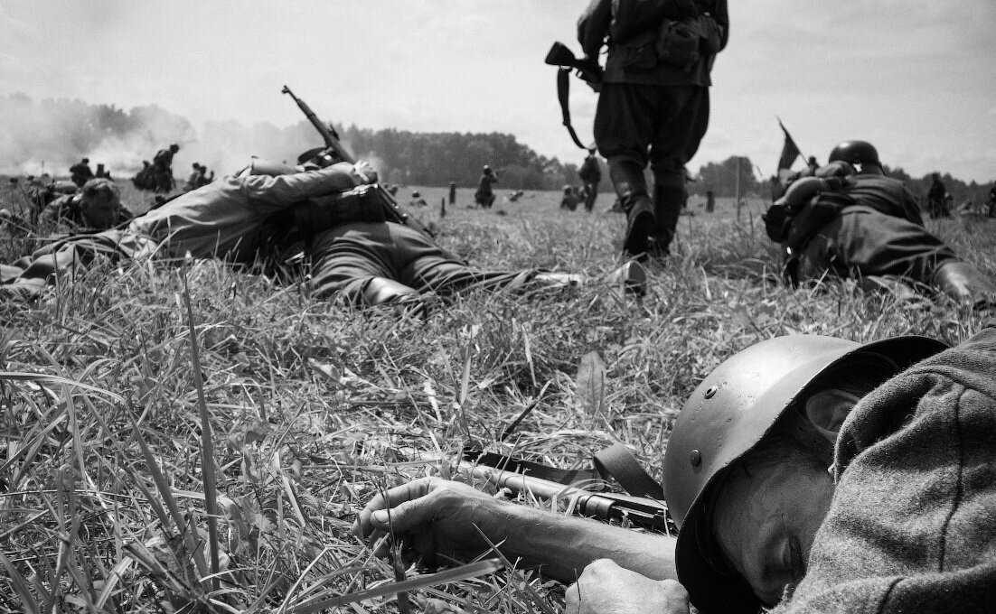 Павшие. ВОВ раненый солдат на поле боя.