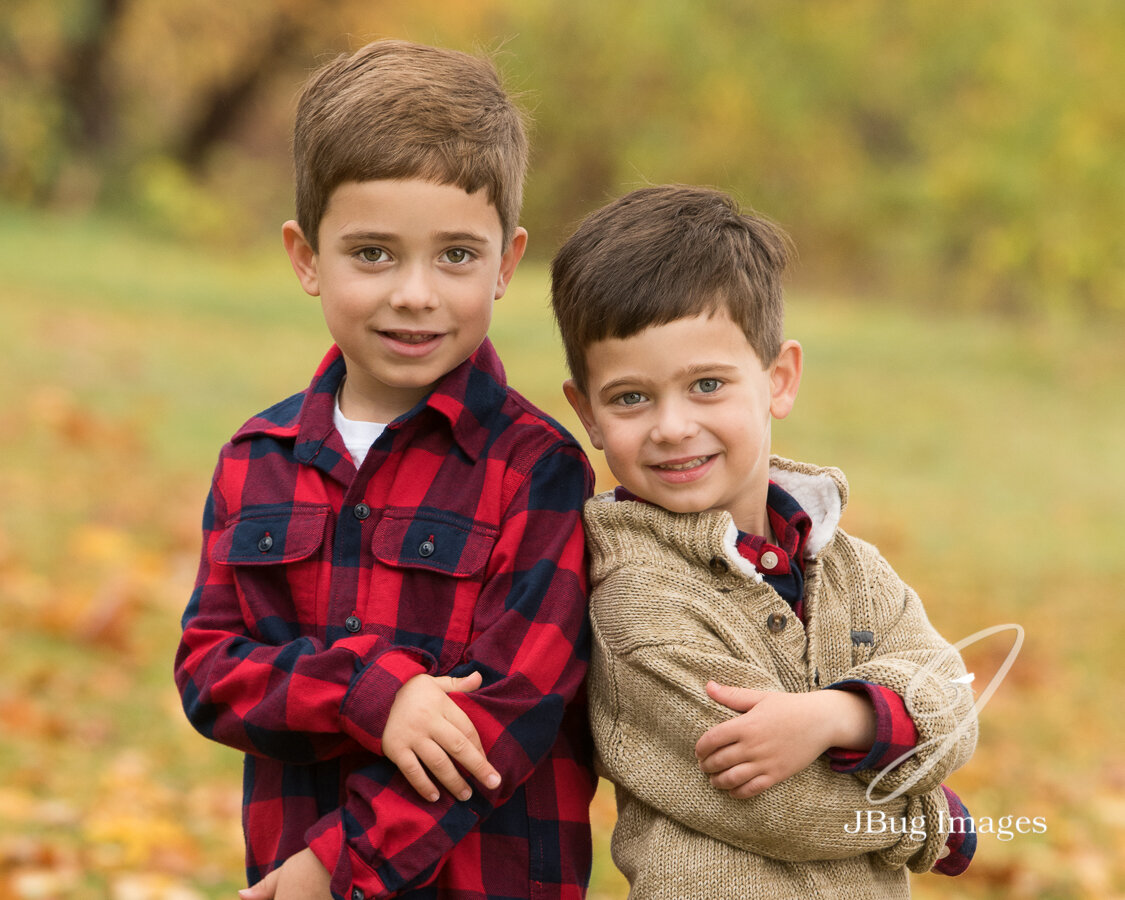 Сын 3 4. Два сына. Brother для детей. Brother picture. Американский блогер три сына старший средний младший.