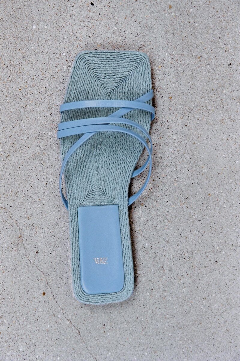 https://www.zara.com/ru/ru/кожаные-босоножки-с-джутовой-стелькой-p11645810.html?v1=111117974&v2=1718981